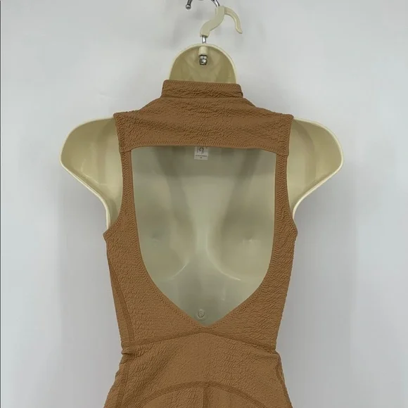 GIGI C Keelan romper textured camel tan zipper stretch keyhole activewear new L - Picture 4 of 5